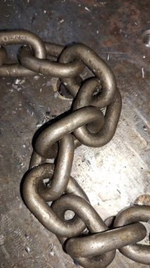 Eski ahşap arka planda zincir