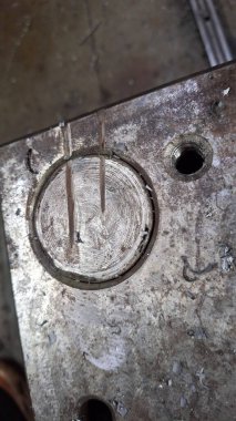 Metal saplı paslı metal bir plaka.