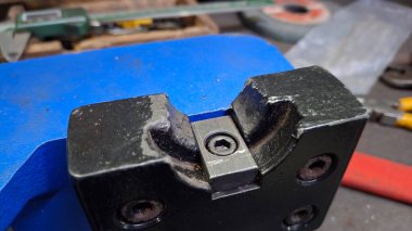 Bir metal parçası için bir makineyi kapat