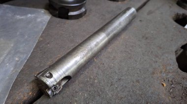 Araba motoru masanın üstünde..