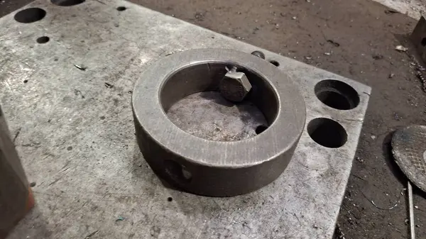 Metal bir boruya yakın.