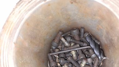 Bir sürü balık ve metal kova.