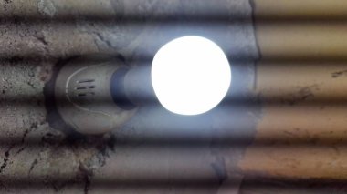 Siyah ve beyaz bir plaka ile beyaz bir plakayı kapat.