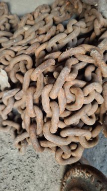 Piyasadaki eski paslı zincir