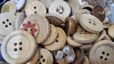 Dikiş dikmek için el yapımı düğmeler.
