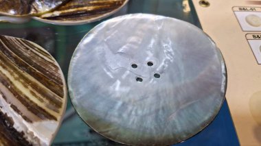 Yuvarlak düğme şeklinde düğmeler.