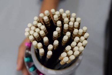 Bir kutuda bir kalem seti