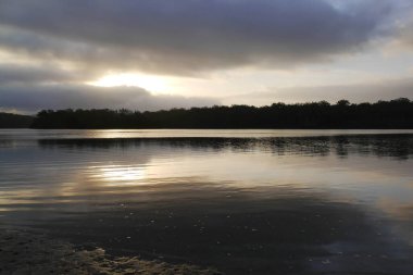 Gölde gün batımı