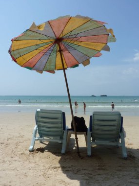 Şemsiyeli güzel bir plaj sandalyesi.