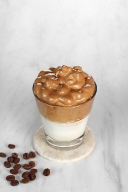 Dalgona kahvesi, kremalı buzlu krem şantili kahve köpüklü ve sütlü içecek.