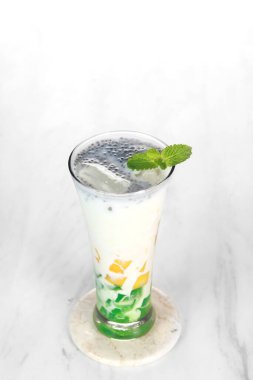 Meyve suyu ve salkımlı meyveler içindedirler. Lüks bardakta servis ediliyor.