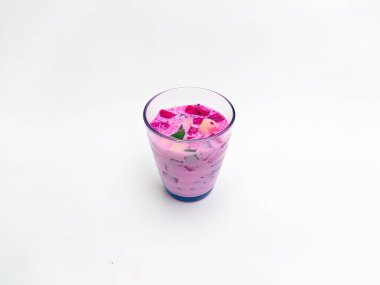 Beyaz arka planda izole edilmiş. Endonezya 'dan meyve ve sütten yapılan bir içecek.