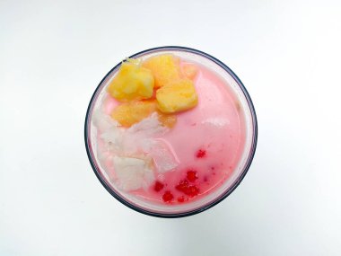 Beyaz arka planda izole edilmiş. Yapışkan pirinç bandı buzu Cirebon Endonezya 'nın tipik bir içeceğidir.