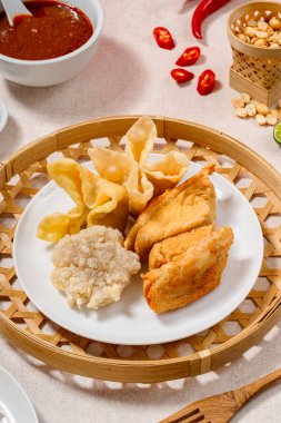 Batagor ya da Bakso Tahu Goreng, Sundanese ve Endonezya dilindeki kısaltması: 