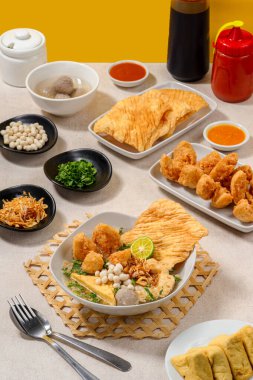 Tipik Bandung yemekleri ve eşlik eden yemekler.