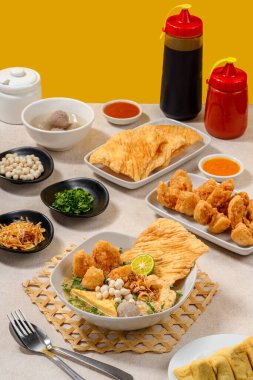 Tipik Bandung yemekleri ve eşlik eden yemekler.