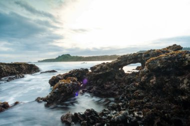 Mercan kayaları ve pamuk gibi yumuşak görünen deniz suyuyla deniz manzarası çok güzeldir. Yavaş deklanşör hızı etkisi