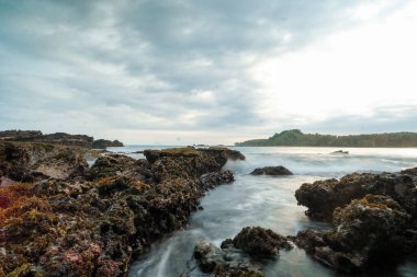 Mercan kayaları ve pamuk gibi yumuşak görünen deniz suyuyla deniz manzarası çok güzeldir. Yavaş deklanşör hızı etkisi