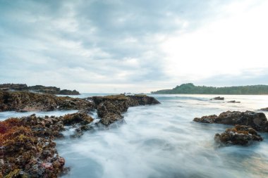 Mercan kayaları ve pamuk gibi yumuşak görünen deniz suyuyla deniz manzarası çok güzeldir. Yavaş deklanşör hızı etkisi