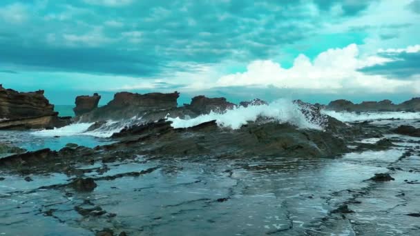 Вид Высоты Птичьего Полета Большой Волной Разбивающейся Скалу Красивые Волны — стоковое видео
