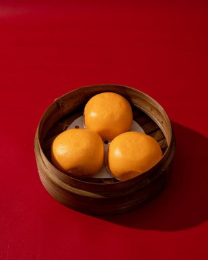 Bambu buharı ile işlenmiş Bapao tuzlu yumurtası.