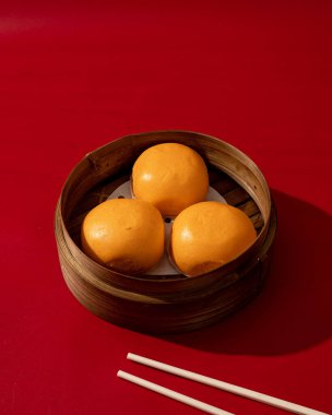 Buharda pişmiş çörekler bambu buharı içinde..