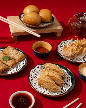 Dimsum Çin kaynaklı bir atıştırmalık. Bu yemek genellikle kahvaltı ya da öğleden sonra atıştırması olarak yenir.