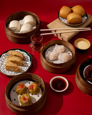 Dimsum Çin kaynaklı bir atıştırmalık. Bu yemek genellikle kahvaltı ya da öğleden sonra atıştırması olarak yenir.