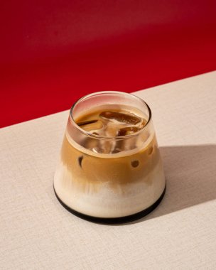 Süt ve hurma şekeri içeren kahve karışımı