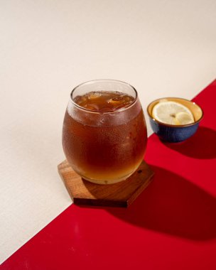 Limon çayı, buzlu ve limonlu soğuk servis edilen bir çay içeceğidir..