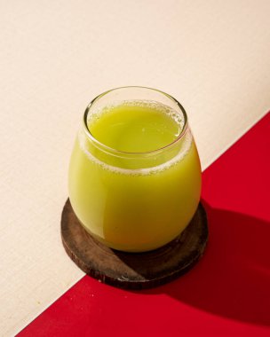 Kedondong meyve suyu bir antioksidan kaynağıdır, C vitamini ve A vitamini beyaz kan hücrelerinin sağlığını ve işlevini korumada önemli bir rol oynar..