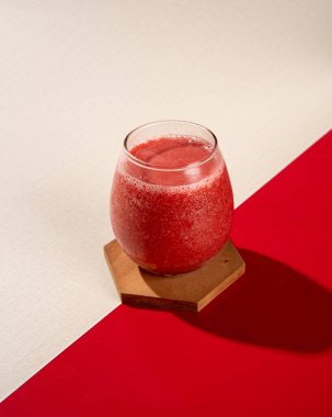 Çilek suyu C vitamini, folat, potasyum, magnezyum, demir ve antioksidan içerir.