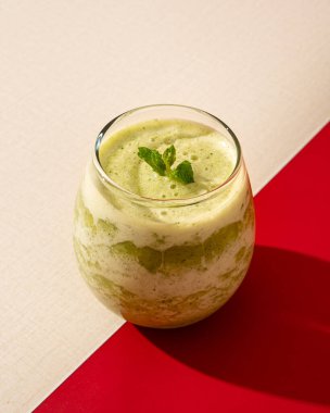 Ananas suyu ve nane yaprakları, tropikal bitki ananasından elde edilen ve nane yapraklarının daha taze hale getirilmesi için eklenen sıvı özüdür.