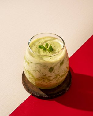 Ananas suyu ve nane yaprakları, tropikal bitki ananasından elde edilen ve nane yapraklarının daha taze hale getirilmesi için eklenen sıvı özüdür.