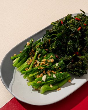 Masada Asya Çin yemeği var, tek kişilik. Sarımsaklı ve acılı kızarmış bebek kailan. vejetaryen yeşil yemek.