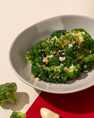 Sarımsaklı, tek yemekle sotelenmiş Asya yemeği. vejetaryen yeşil yemek