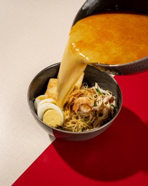 Laksa, Çin unsurlarını birleştiren tipik Peranakan kültürünün baharatlı bir şehriye türüdür.