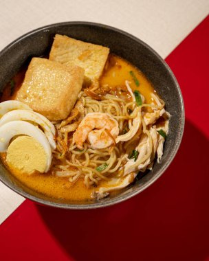 Laksa, Çin unsurlarını birleştiren tipik Peranakan kültürünün baharatlı bir şehriye türüdür.