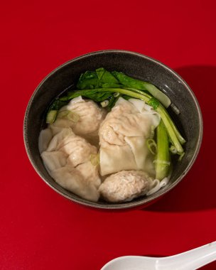 Mantı ya da hamur tatlısı Çin 'den gelen et ve sebze parçalarının bulunduğu bir çorba tabağıdır.