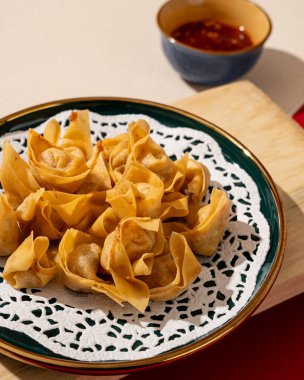 Mini hamur köfteleri, kızarmış buğday ununa sarılmış kıyma şeklinde geleneksel bir Çin yemeğidir.