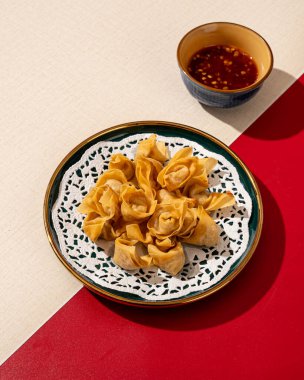 Mini hamur köfteleri, kızarmış buğday ununa sarılmış kıyma şeklinde geleneksel bir Çin yemeğidir.