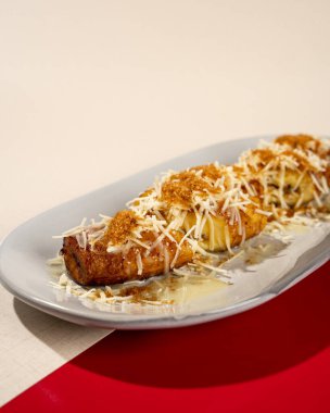 Kızarmış peynirli muzlar kuru kızartılmış muz ve üstüne peynir ve süt serpiştirilmiş.