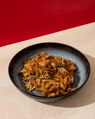 Asya usulü kızarmış kwetiaw ve XO sosu.