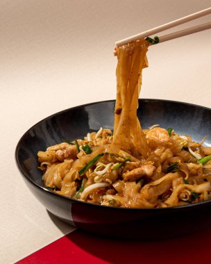 Asyalı kızarmış kwetiaw, deniz ürünleri sosuyla servis ediliyor.