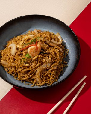Mi Goreng, Hong Kong 'un tipik kızarmış sebzeleriyle pişirilmiş bir erişte yemeği.