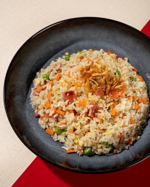 Kızarmış pirinç, farklı bir tat veren tavada kızartılmış pirinçtir çünkü belirli baharatlar ve tatlı soya sosu gibi baharatlarla karıştırılmıştır..