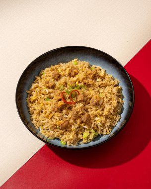 Biftekli pilav, farklı bir tat veren tavada kızartılmış pirinçtir çünkü baharat ve sığır etiyle karıştırılmıştır..