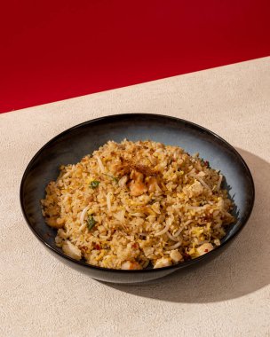 Kızarmış deniz ürünleri pilavı, farklı bir tat veren tavada kızartılmış pirinçtir çünkü baharat ve deniz ürünleriyle karıştırılmıştır..