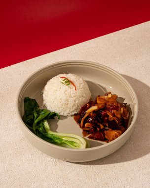 Kung pao tavuğu özel baharatlarla baharatlı bir tavuktur.