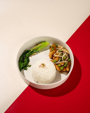 Biftek ızgara sürecinden geçen işlenmiş tavuktur. Et içten ve dıştan pişirilir. Sıcak sos ve pilav ile servis edilir.